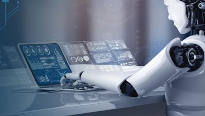 Lavagna con schema di flussi di dati e controlli